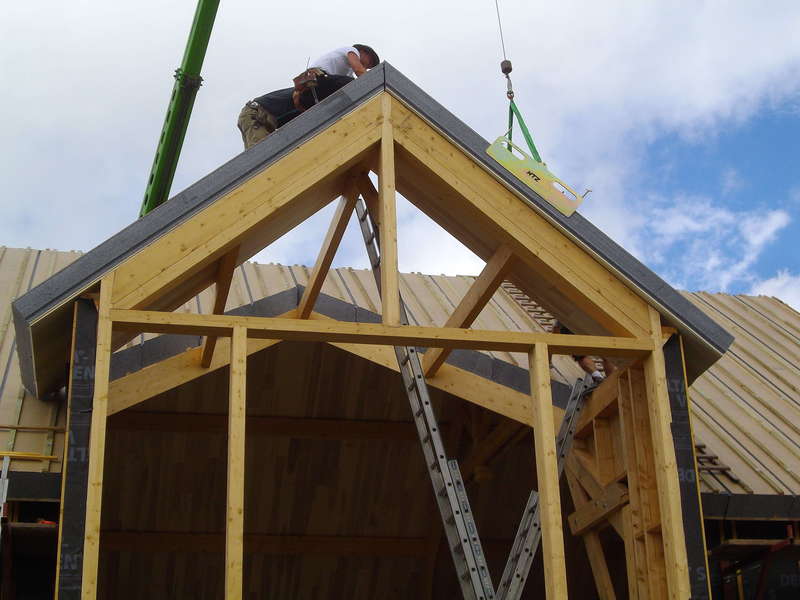 Pose de panneau de toiture Quickciel avec isolant en polystyrène.
