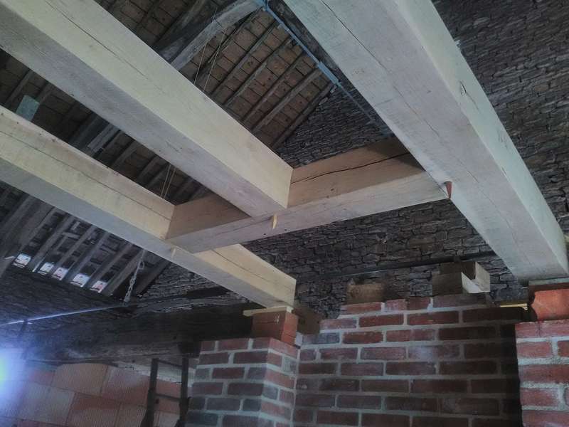 Chevêtre avec solives en chêne brut.