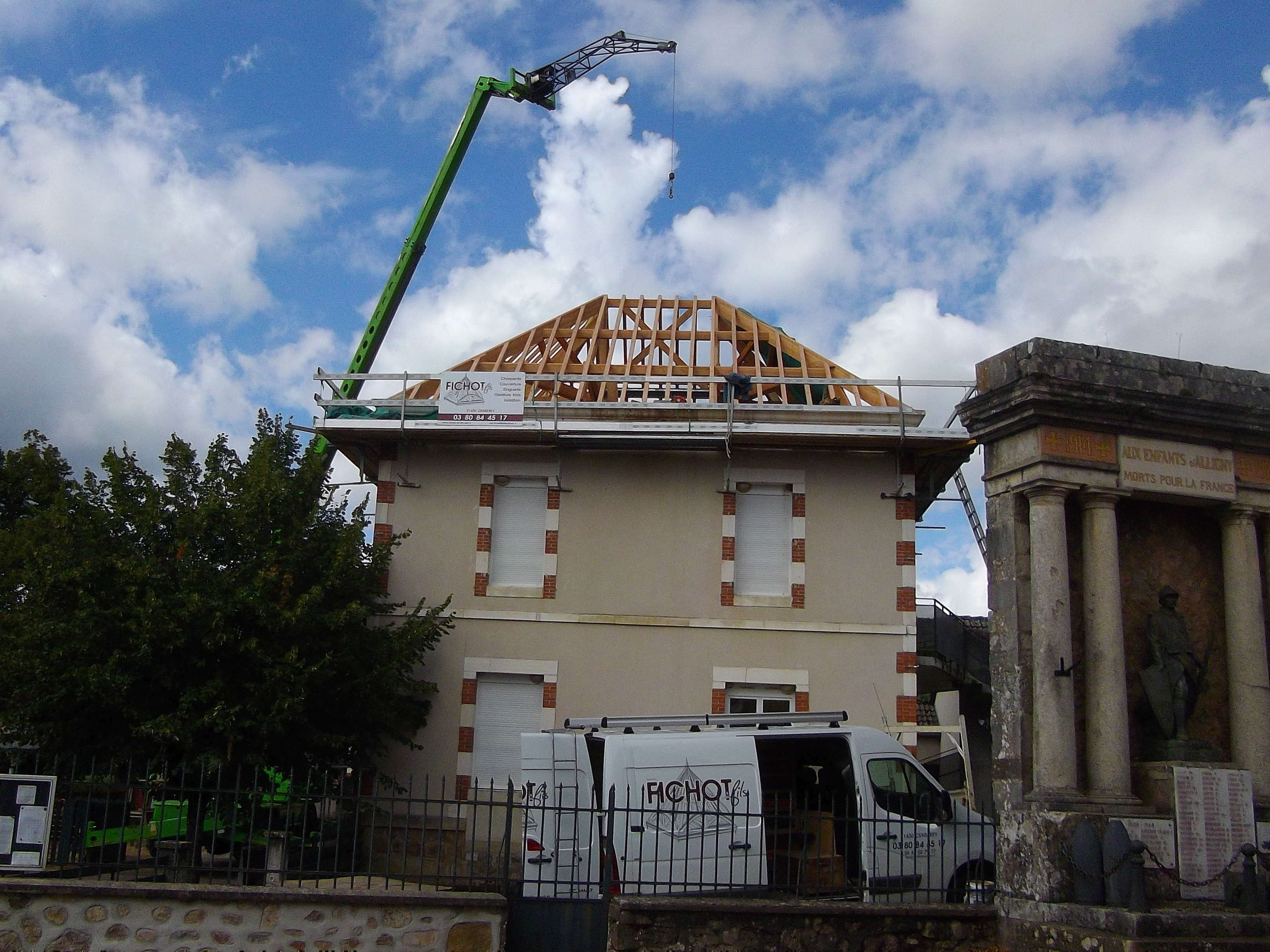 Même charpente vue de la route.
