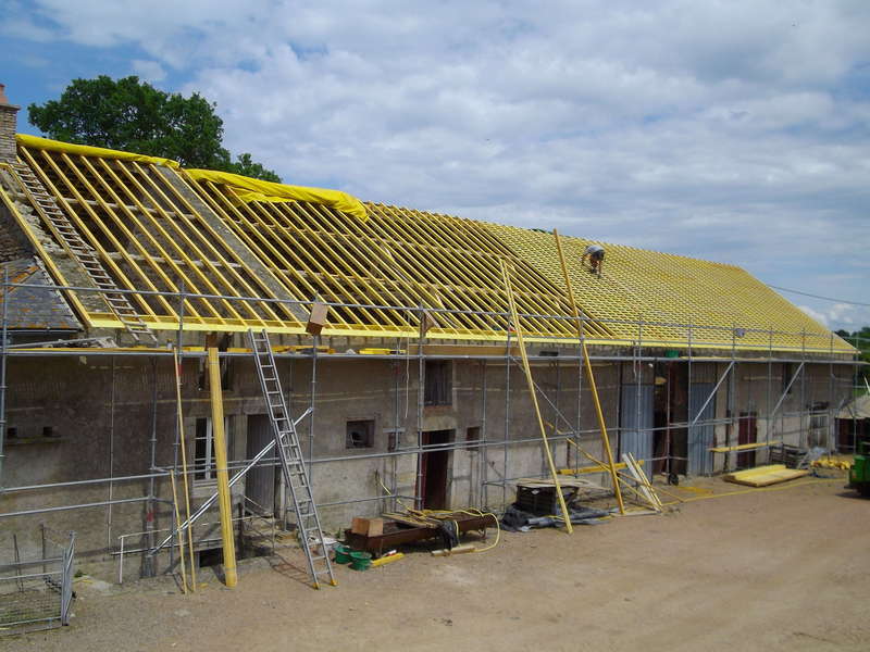 Corps de ferme rénové, fermes et pannes conservées, chevrons neufs.