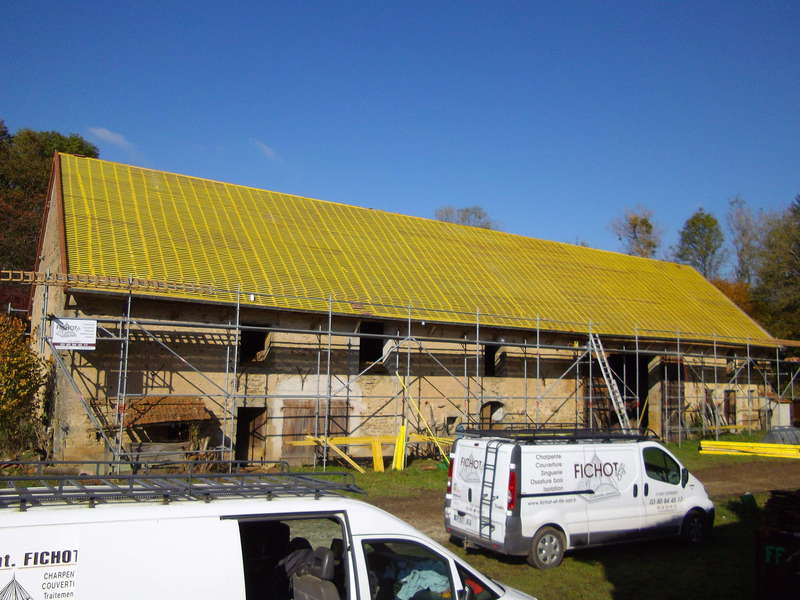 Toiture d'une ferme restaurée.