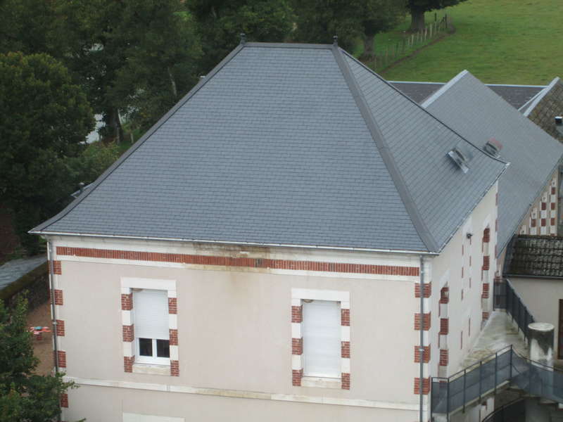 Toit d'une école à quatre pans.