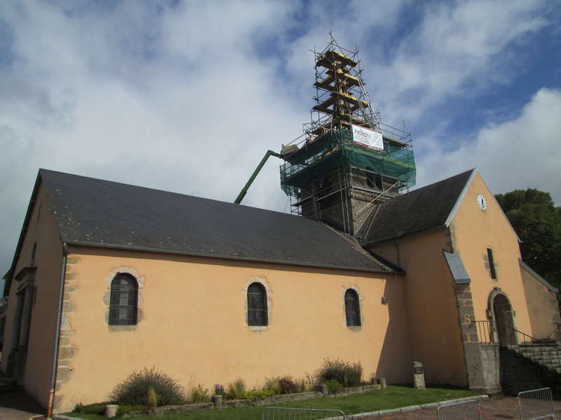 Clocher d'une église en cours de réfection.
