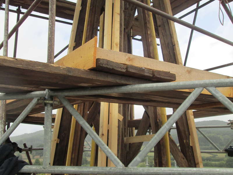 Redressage d'arêtiers et d'empannons sur la flèche.