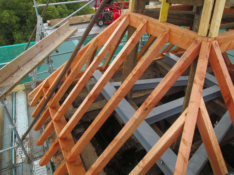 Renforcement d'enrayure avec poutres métalliques et charpente douglas taillée sur place.