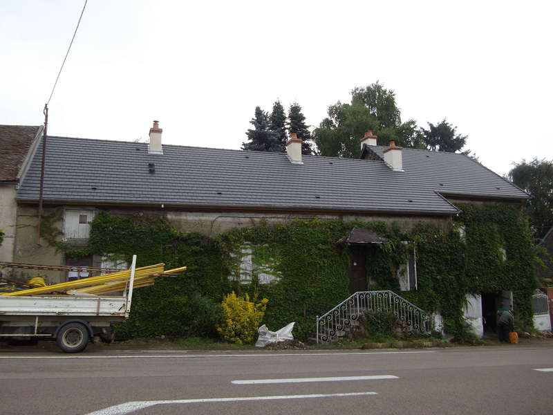Habitation rénovée avec tuile mécanique petit moule Arboise coloris ardoisé.