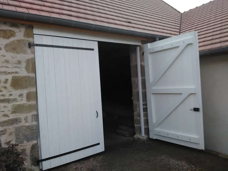 Porte de grange avec imposte, ossature en chêne et planche en mélèze peints.