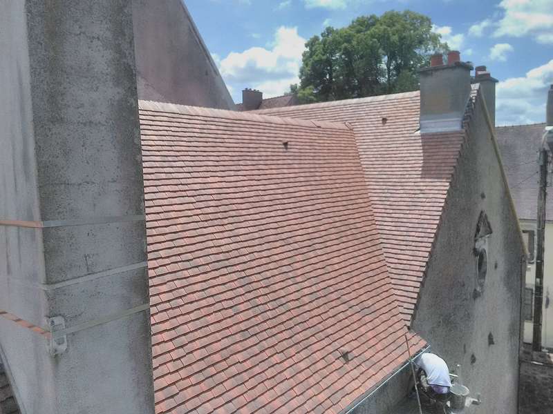 Noue avec noquets cachés.