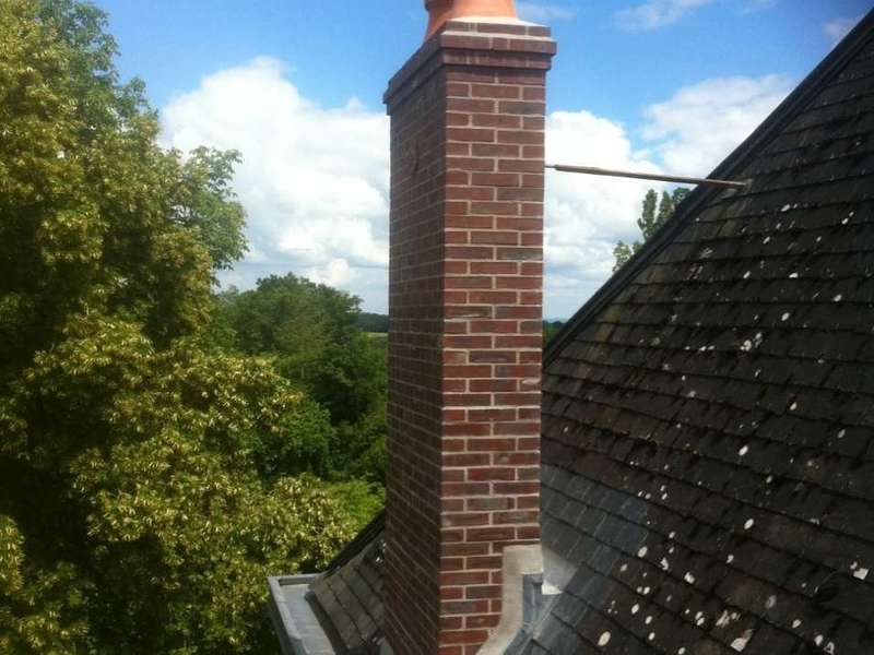 Cheminée en brique refaite à neuf sur un château.