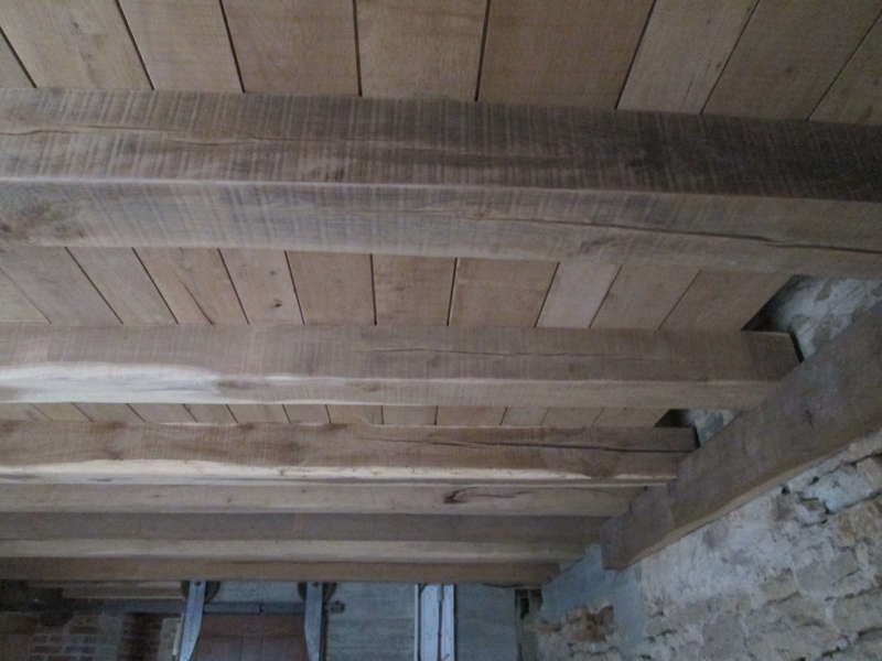 Planches en chêne brut à 3 largeurs différentes emboitées à mi bois.