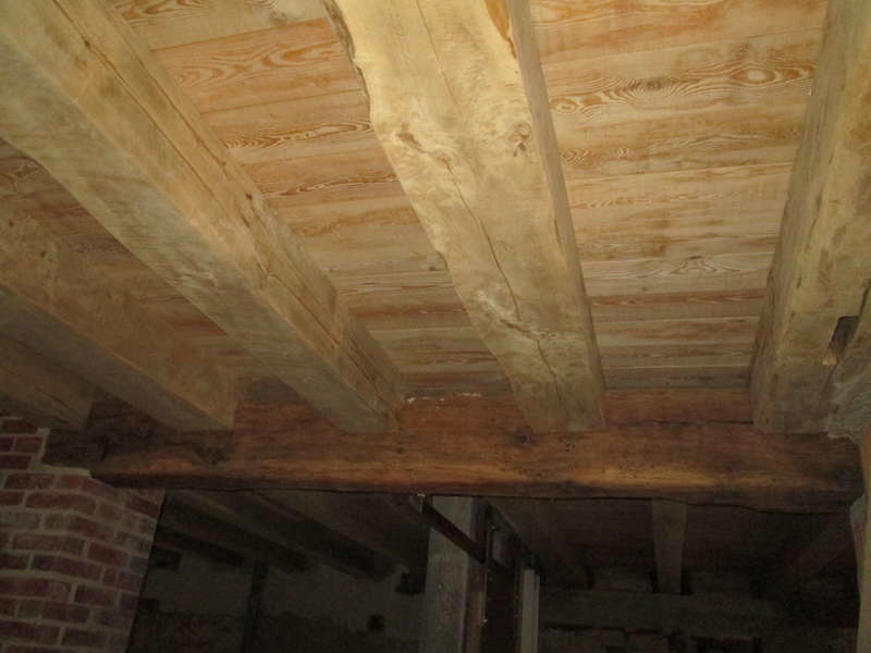 Solives en peuplier, plancher en mélèze, le tout brut de sciage légèrement poncé.