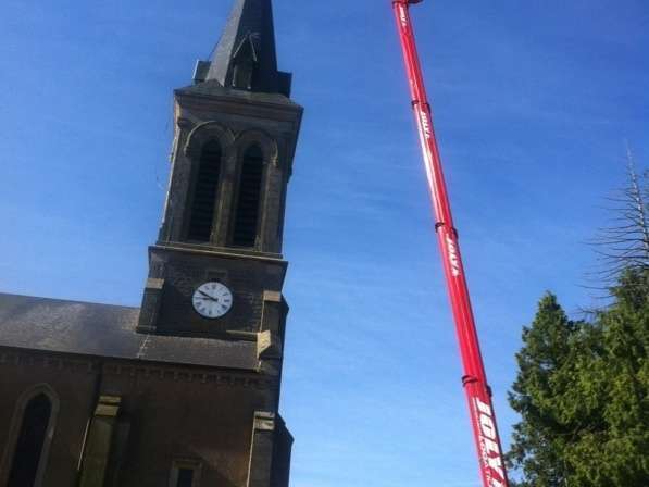 Dépose d'une croix défectueuse avec nacelle louée.
