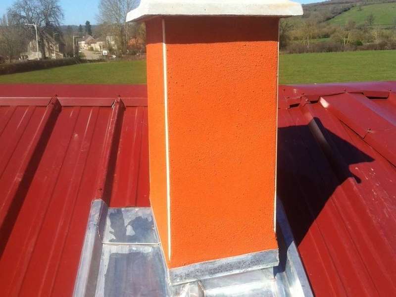 Abergement et enduit de cheminée biaise sur bac acier.