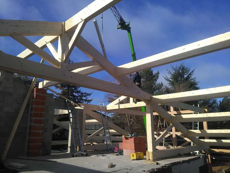 Charpente apparente en lamellé-collé.