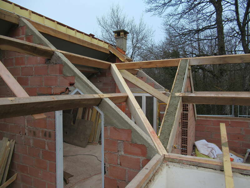 Modification de charpente et maçonnerie avant pose des panneaux isolants.
