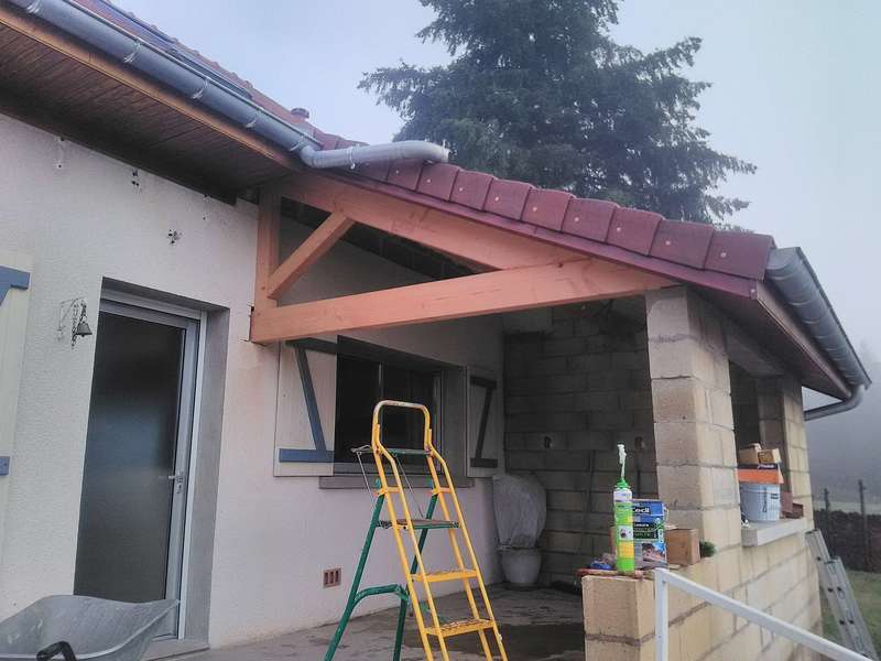 Extension d'un pan de toiture avec demi ferme (douglas lasuré incolore).