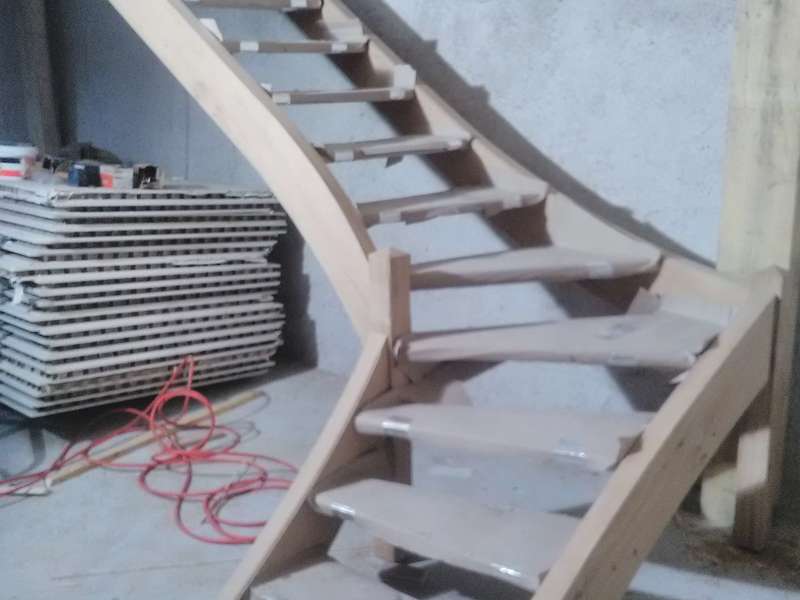 Autre escalier à quart tournant plus simple, avant pose des cloisons autour.