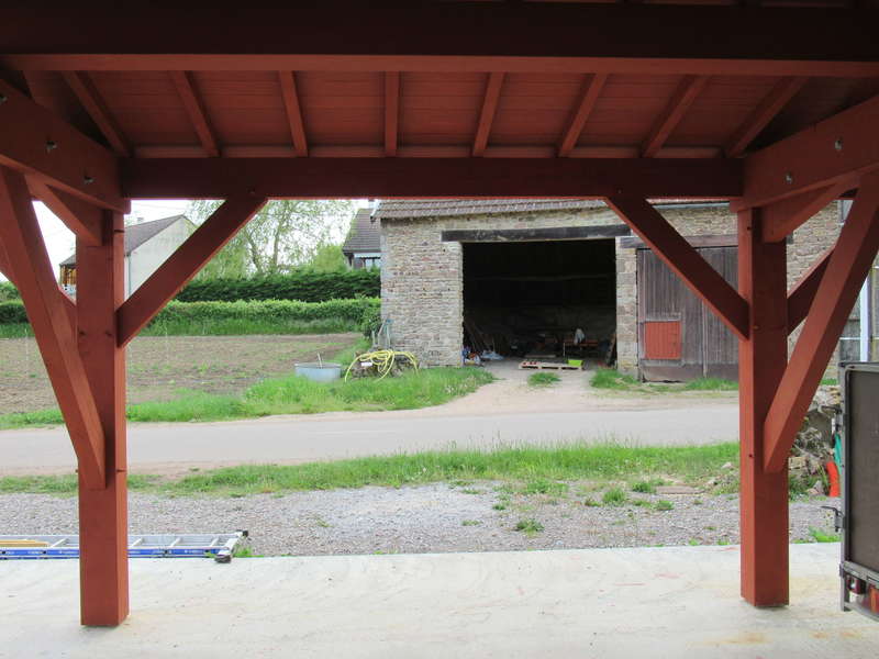 Toutes les pièces de bois sont peintes en ocre.