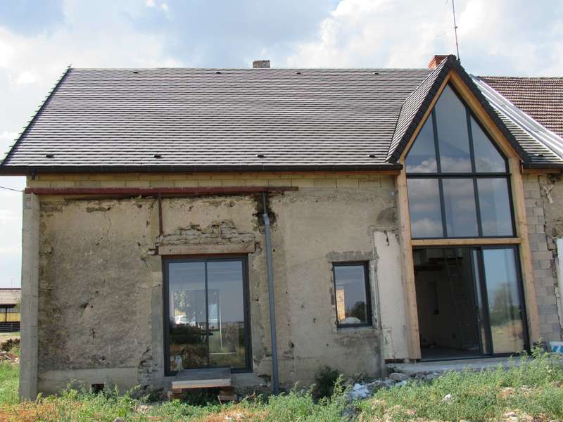 Tuile noire Rully à petit moule.