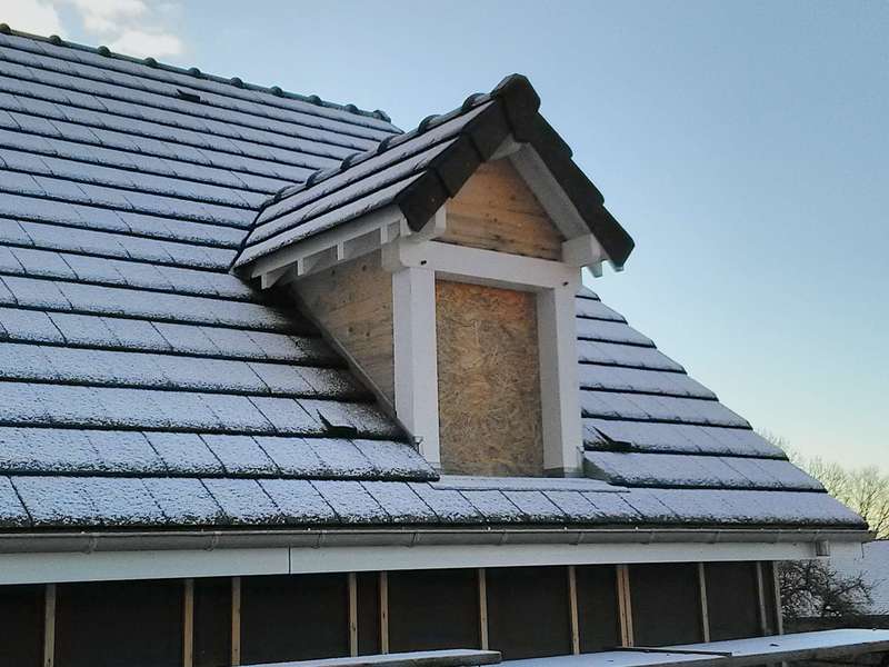 Tuile ardoisée HP 10 sous la neige.