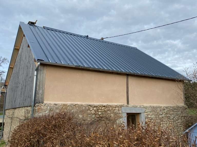 Pavillon en bac acier couleur ardoise.