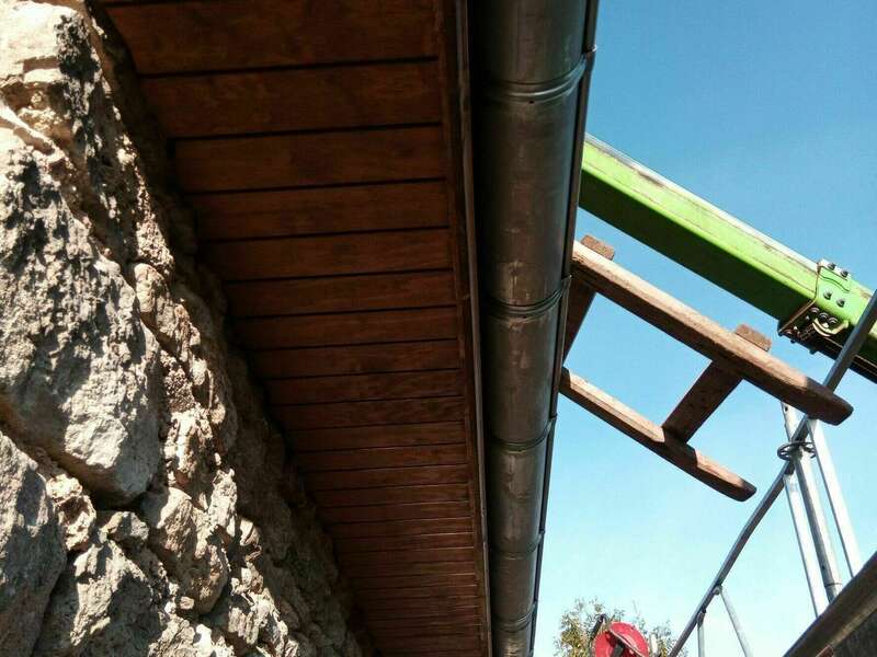 Frisette bois lasurée en sous face ajustée au mur.