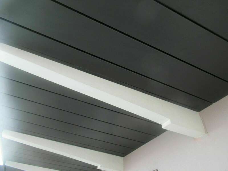 Habillage sous face profilée en zinc anthracite.