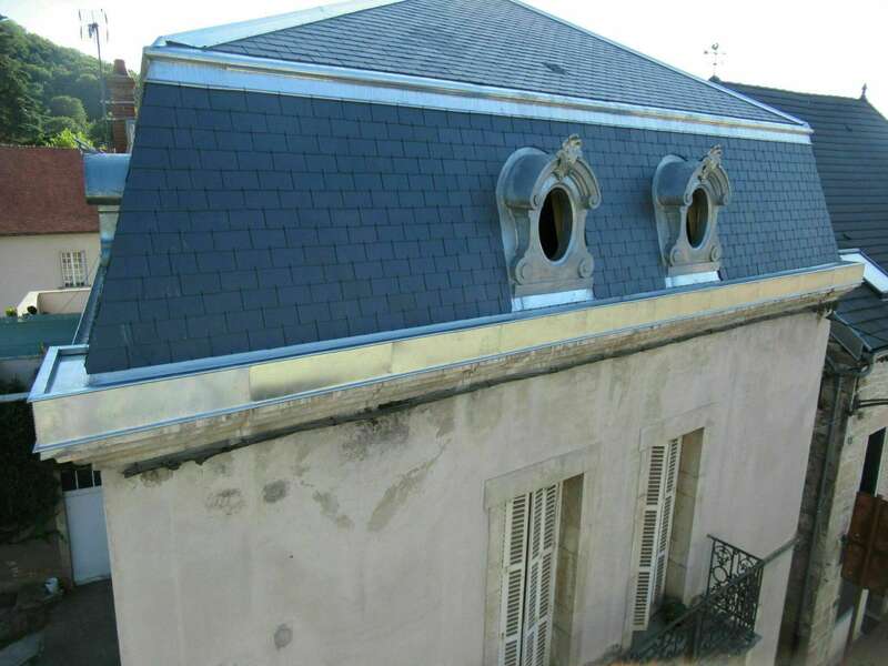 Oeils de boeuf remplacés sur toit Mansard avec chêneau encaissé sur croupe.