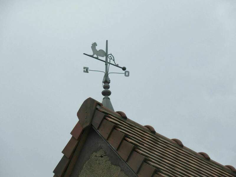 Girouette motif plat en zinc avec coq et points cardinaux.