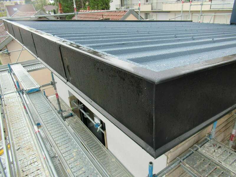 Rives façonnées en zinc anthracite.