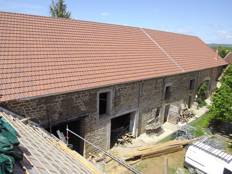 Corps de ferme couvert en tuile mécanique Losangée Sainte Foy rouge nuancé.