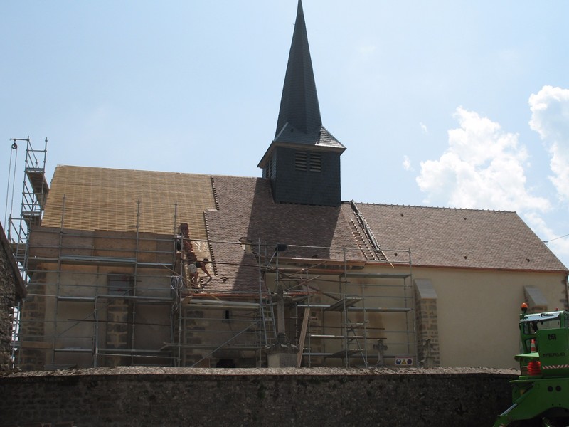 Eglise en cours de réfection couverte en tuile Monument Historique 16/27.