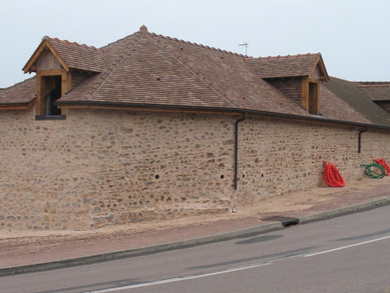 Couverture en tuile plate pressée 17/27 Sainte Foy coloris Chevreuse.