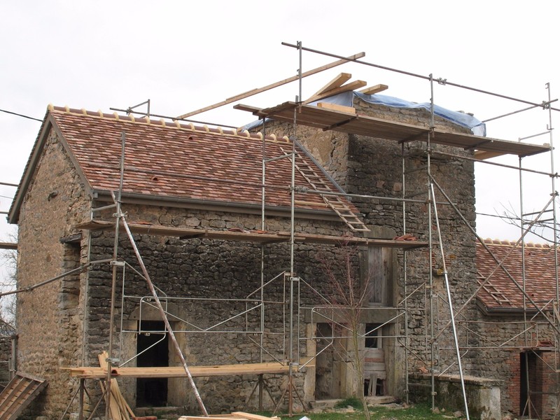 Toiture avec panachage de tuile plates neuves et anciennes.