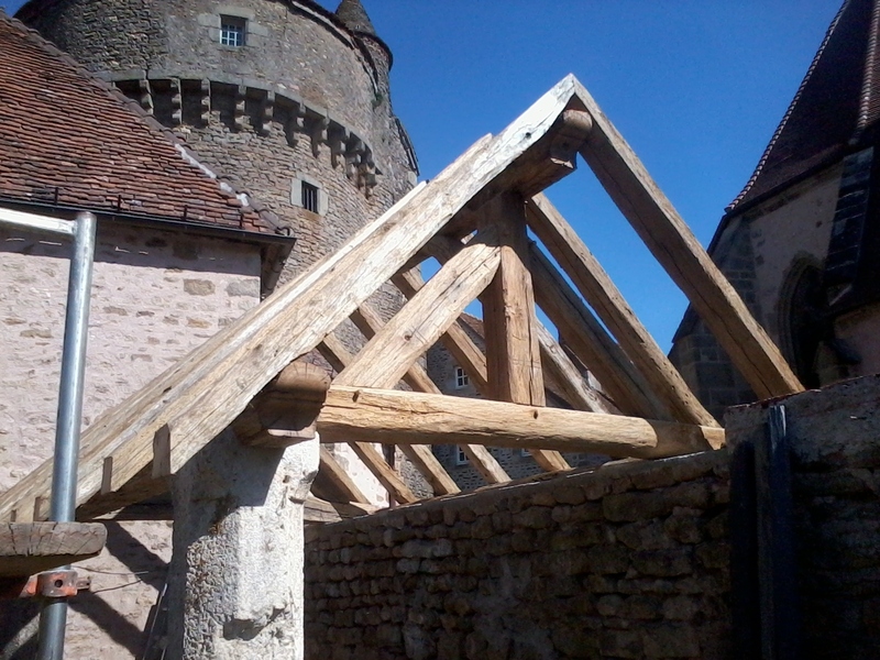 Vue de face avec chevrons en vieux bois.