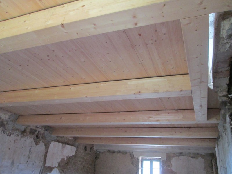 Plancher autoporteur avec solives et chevêtre.