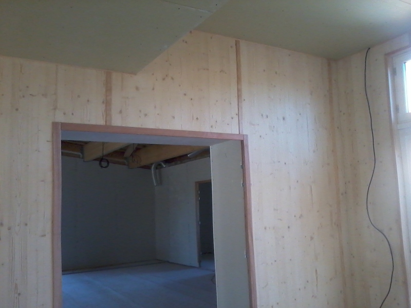 Plaquage de cloison en panneau de sapin trois plis.