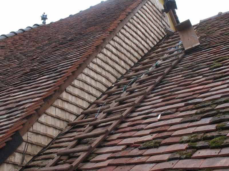 Habillage d'un pignon en bardeau de châtaignier.