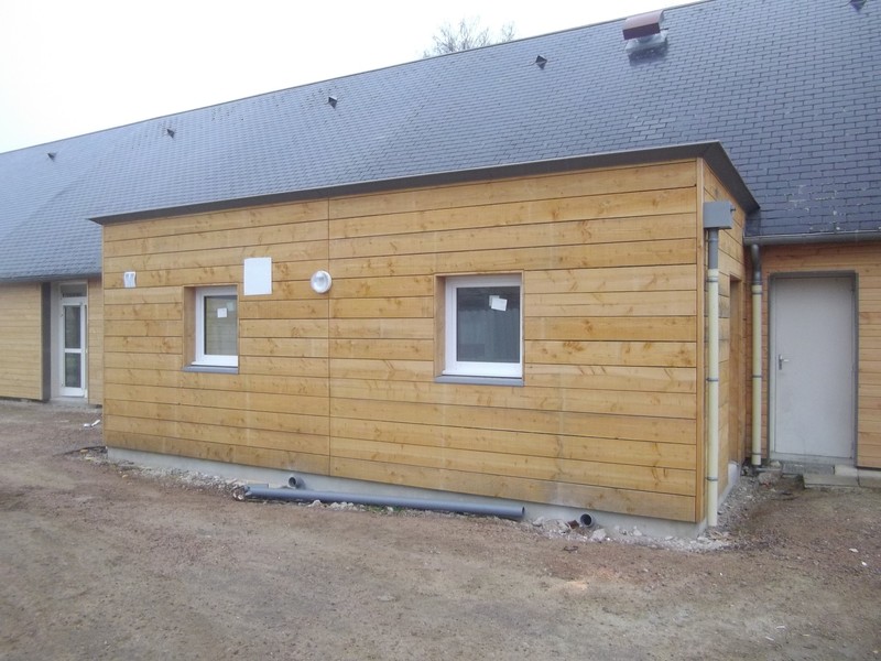 Local en forme de cube avec volige brute de sciage horizontale.