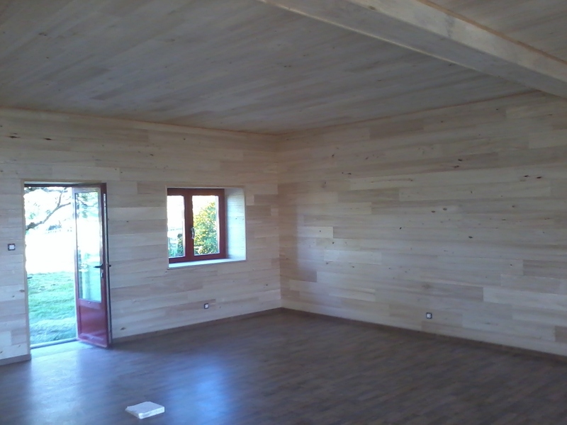 Aménagement d'un bureau avec frisette en peuplier et parquet flottant.