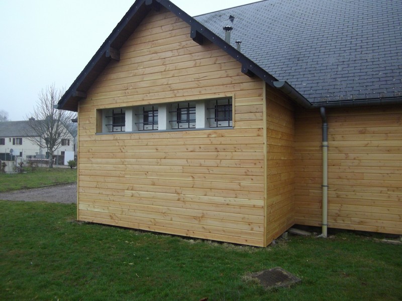 Salle communale isolée par l'extérieur puis bardée en douglas.