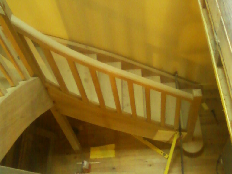 Première volée de l'escalier à un quart tournant.