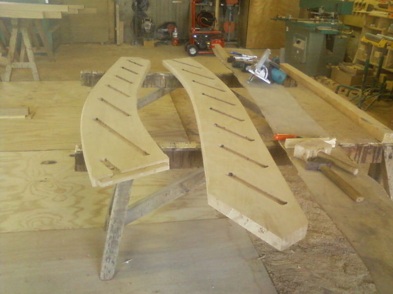 Limons d'escalier défoncés.