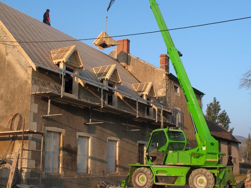 Levage de lucarnes à chevalet.