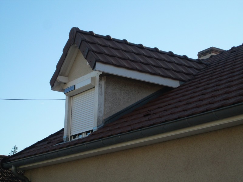 Réfection d'un chapeau de lucarne en tuile Jura 10, habillage du fronton en enduit.