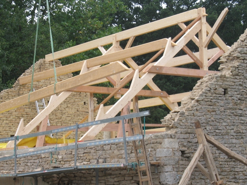 Fermes sur blochets pour un pavillon rénové.