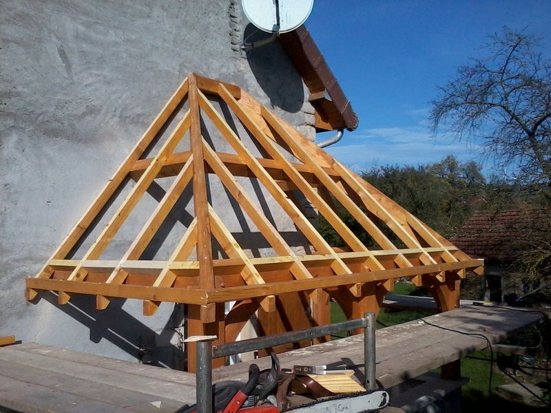 Auvent à trois pans avec faîtage.