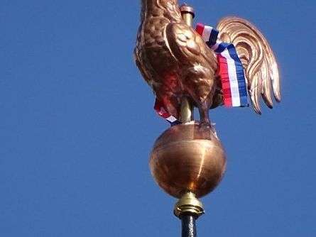 Nouveau coq en cuivre au sommet du clocher.