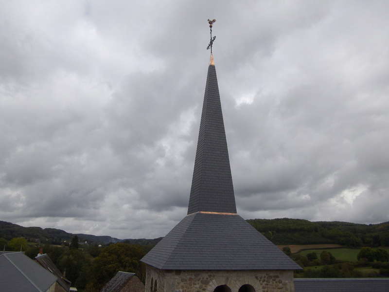 Clocher avec flèche à quatre pans raccordé à une base carrée.