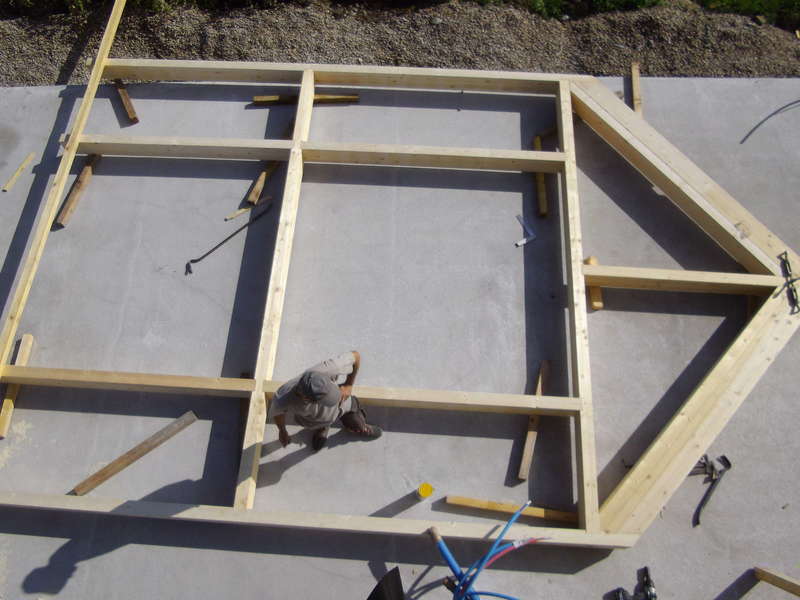 Ferme pour pignon vitré assemblée au sol avant mise en place.